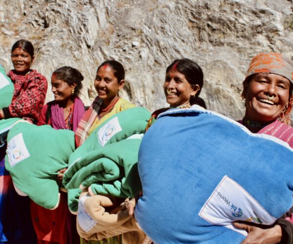 Hilfsgüter Spende in Nepal – warme Decken für einen kalten Winter